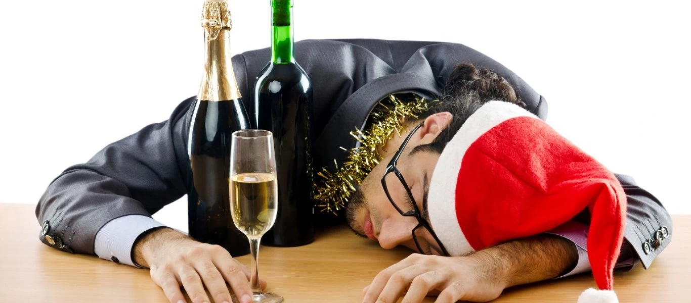 Εορταστικό hangover: Μία είναι η θεραπεία για τον πονοκέφαλο από το μεθύσι